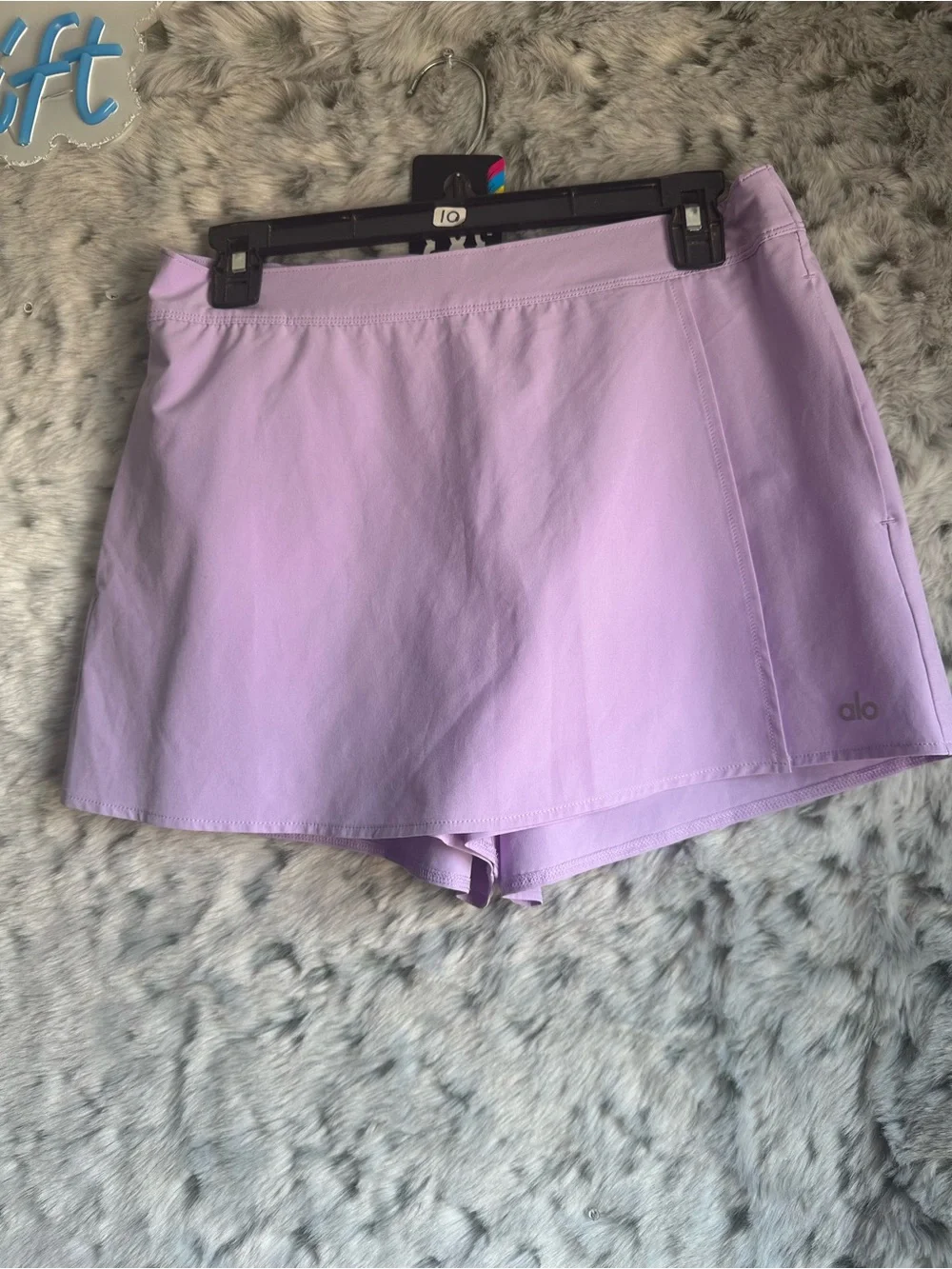 12. Alo Yoga Clubhouse Skort Violet Skies med
